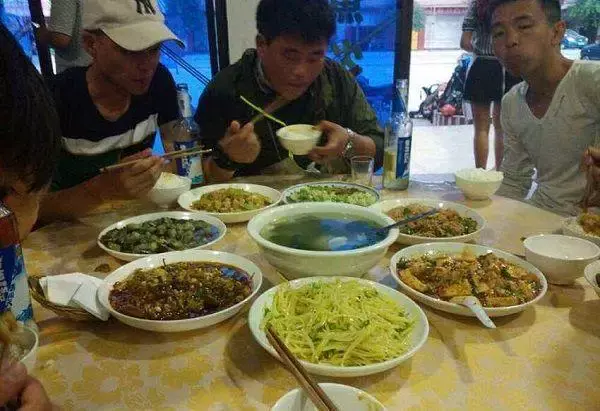這個世界真是什麼稀奇的事情都有,妻子想打掃床下衛生,卻挪不動床,掀開床板後無法淡定了!