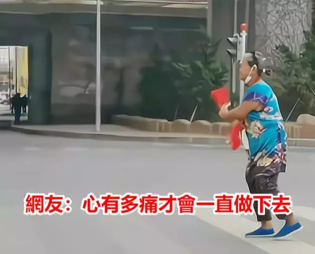 一位大媽每天「穿著鮮豔」在馬路上跳舞,已跳了十幾年,知情人:這是她兒子當年去世的路口
