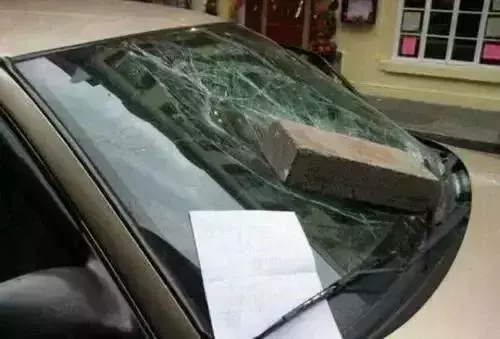女司機霸佔私人停車位睡覺,見到愛車不敢再任性「花兩萬才開走」網狂贊:送你一個「地宮」看你下次敢不敢