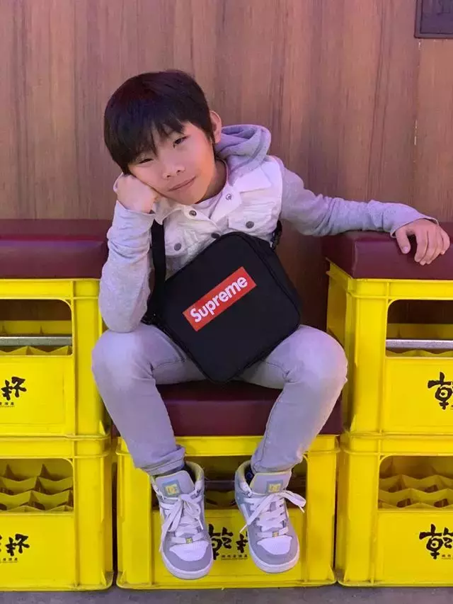 在大家的印象當中,男孩子大多是簡單俐落的短髮,台南8歲男童堅持留長髮「遭嘲笑丟東西」!2年後「剪掉頭髮瞬間」同學都慚愧了