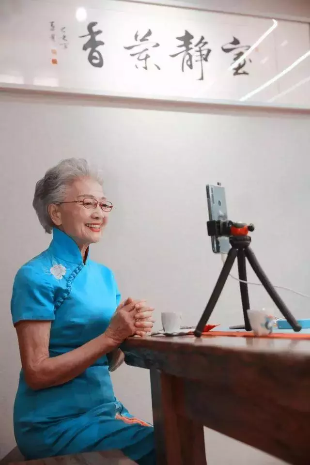 神仙奶奶「70歲出道當模特兒」網上爆紅「91歲拍雜誌封面」舉止好迷人年輕人自嘆不如