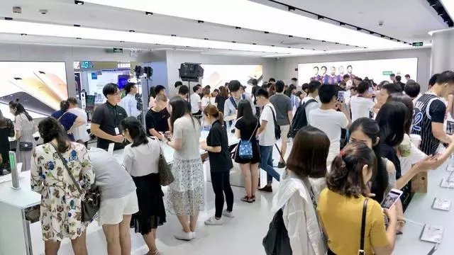 15歲女孩因不給買手機!當街嘶吼母親並動手「被路人大罵不道德」 誰知女孩才是可憐人
