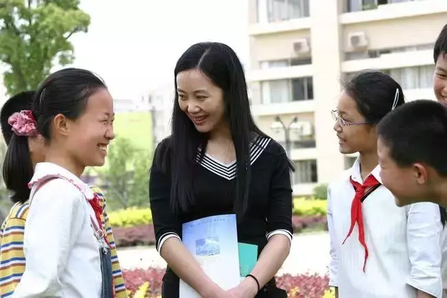 女同桌第一次來例假!暖心男孩向老師要「紅糖泡水」 遇老師追問「應對自如」:情商好高
