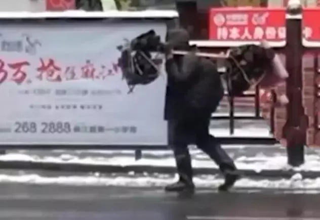 74歲老人徒步2小時挑炭進城賣，餓了吃冷饅頭，只為給孫子湊學費