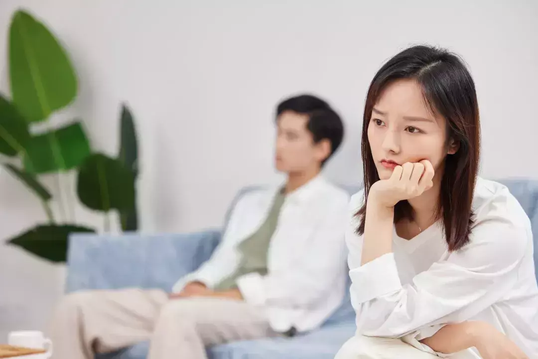 為房貸省吃儉用!他發現老婆新買「8687元化妝品」後生氣怒摔 下班「見心酸一幕」超內疚