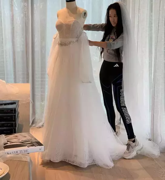 71歲活得像少女!美魔女「彷彿被歲月遺忘」身材美到超逆天 63歲毅然離婚「靠自己賺200億身家」