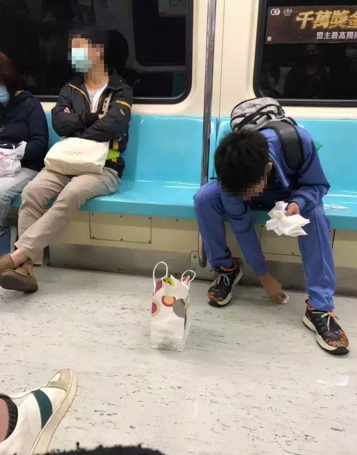 國中弟搭捷運不適「忍不住吐滿一地」， 乘客驚嚇「下秒一系列動作超暖」感動全網：台灣最美風景