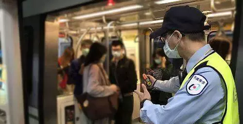 國中弟搭捷運不適「忍不住吐滿一地」， 乘客驚嚇「下秒一系列動作超暖」感動全網：台灣最美風景