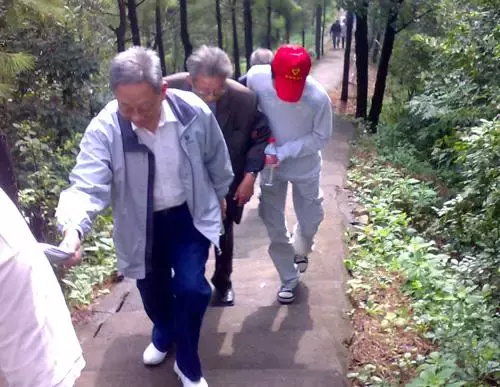 堅守50年孝道!91歲爺爺拄拐杖「爬山3小時」幫父母上香 「在墳前下跪磕頭」淚喊:明年不能來了