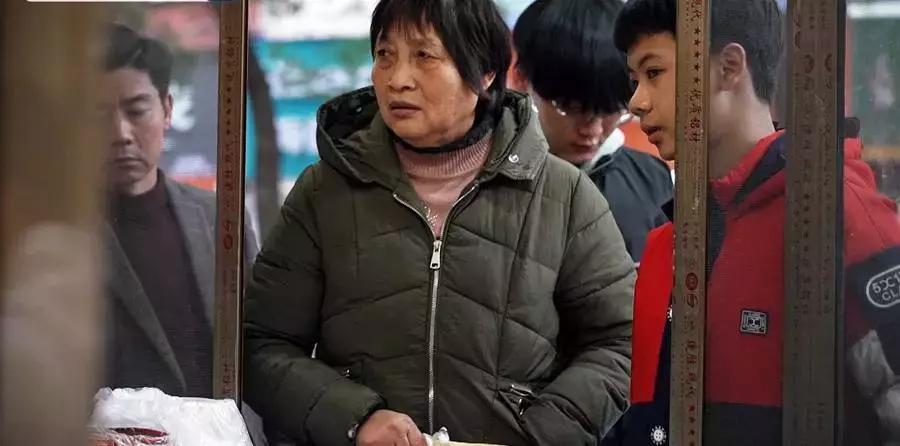 兒患重病治療負債40萬，燒餅店老闆逆境中樂觀打拚，路人排起長隊為其加油，房東主動提減租：社會好溫暖