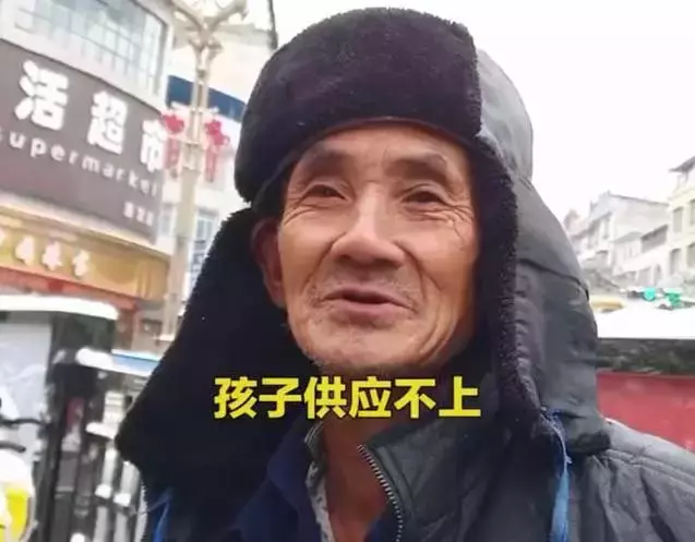 74歲老人徒步2小時挑炭進城賣，餓了吃冷饅頭，只為給孫子湊學費