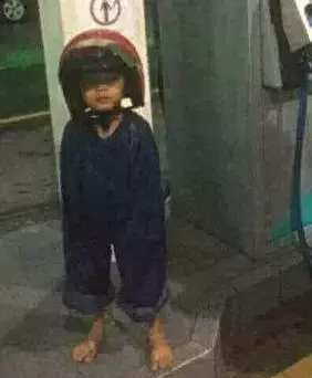 有種冷叫爸爸覺得你會冷!爸爸怕兒子受凍「脫下雨褲套好套滿」,網友笑翻:這是什麼生物!