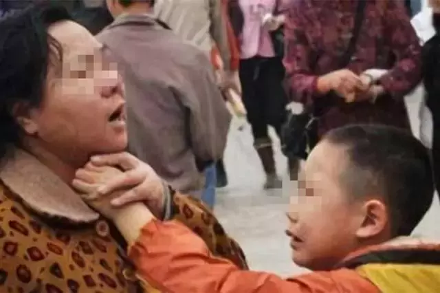 母子倆一起去吃漢堡!「兒子一個舉動」引全場注意 剛走出門老闆就搖頭嘆氣:孩子媽要住養老院了