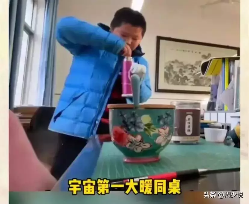 女同桌第一次來例假!暖心男孩向老師要「紅糖泡水」 遇老師追問「應對自如」:情商好高