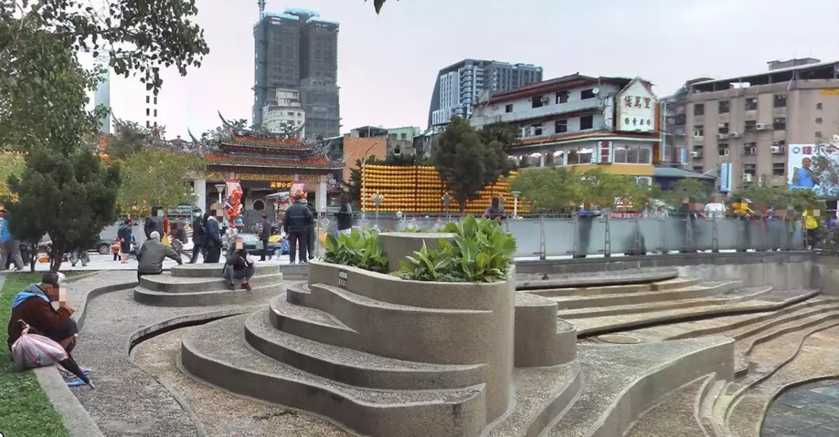 老人 沒錢治療!龍山寺街友流落多年「最後睡夢中走了」 警察發現「包包藏400萬現金」揭身分:台北大地主
