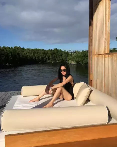 71歲活得像少女!美魔女「彷彿被歲月遺忘」身材美到超逆天 63歲毅然離婚「靠自己賺200億身家」