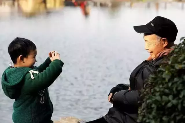 母子倆一起去吃漢堡!「兒子一個舉動」引全場注意 剛走出門老闆就搖頭嘆氣:孩子媽要住養老院了