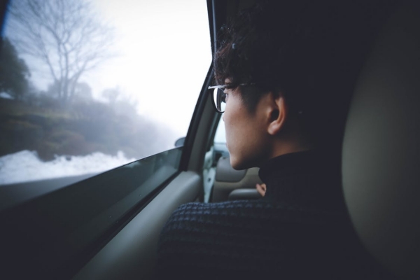 車內戴眼鏡的男子