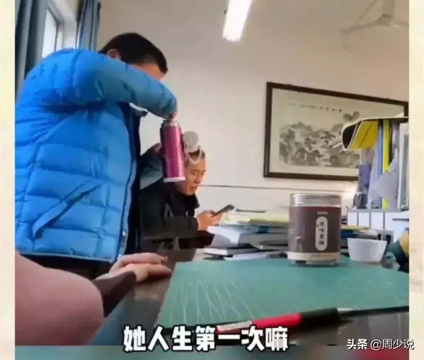 女同桌第一次來例假!暖心男孩向老師要「紅糖泡水」 遇老師追問「應對自如」:情商好高