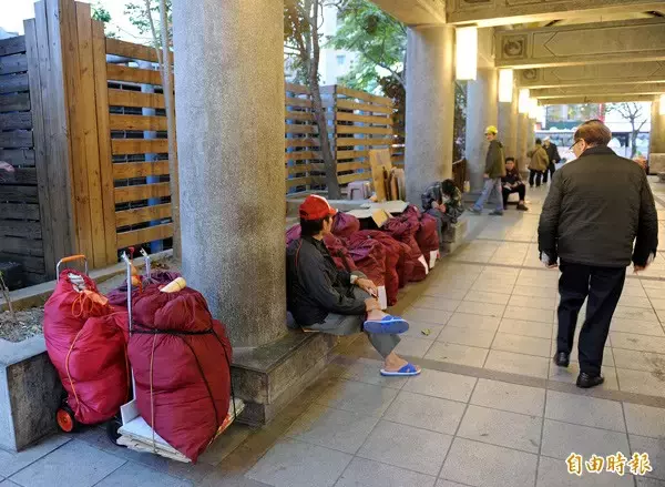 老人 沒錢治療!龍山寺街友流落多年「最後睡夢中走了」 警察發現「包包藏400萬現金」揭身分:台北大地主