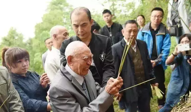 堅守50年孝道!91歲爺爺拄拐杖「爬山3小時」幫父母上香 「在墳前下跪磕頭」淚喊:明年不能來了