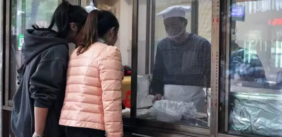 兒患重病治療負債40萬，燒餅店老闆逆境中樂觀打拚，路人排起長隊為其加油，房東主動提減租：社會好溫暖