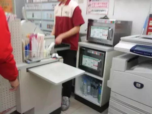 大快人心！超商店員問「需要微波加熱嗎」卻被客人大罵「廢話！不然怎麼吃？」，法律系店員一開口，奧客「馬上閉嘴」