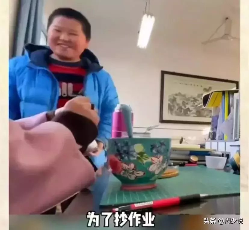 女同桌第一次來例假!暖心男孩向老師要「紅糖泡水」 遇老師追問「應對自如」:情商好高