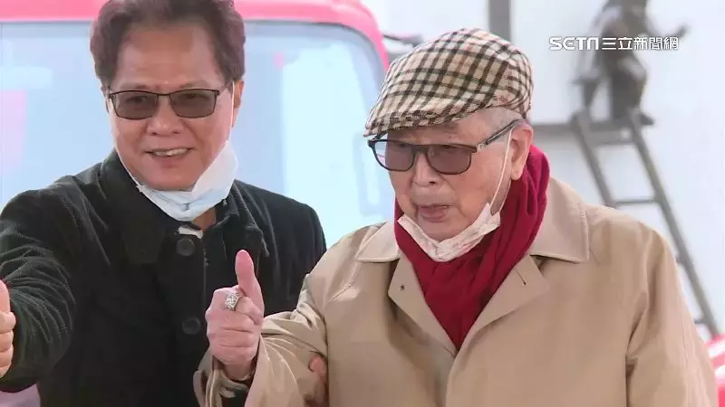 取之社會,用之社會!阿土伯一口氣「豪捐1億元消防車」都花在公益上 「另一個身分曝光」網讚嘆:默默行善50年