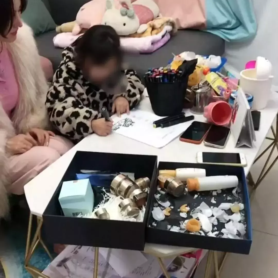 為房貸省吃儉用!他發現老婆新買「8687元化妝品」後生氣怒摔 下班「見心酸一幕」超內疚