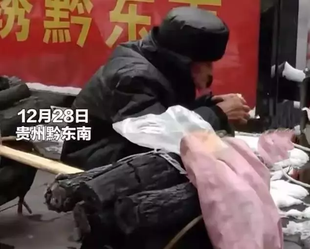 74歲老人徒步2小時挑炭進城賣，餓了吃冷饅頭，只為給孫子湊學費