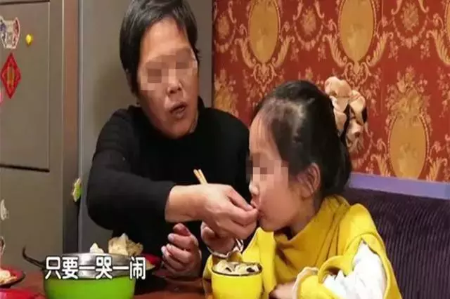母子倆一起去吃漢堡!「兒子一個舉動」引全場注意 剛走出門老闆就搖頭嘆氣:孩子媽要住養老院了