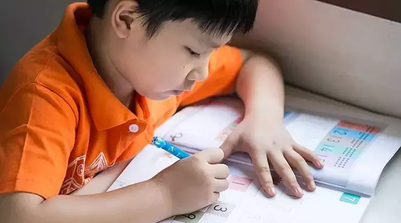 兒子期末考超爛！爸爸偷翻書包「發現神秘小本本」頻嘆氣　一打開「網友全嚇傻」：生了個天才啊 