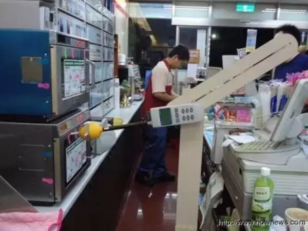 大快人心！超商店員問「需要微波加熱嗎」卻被客人大罵「廢話！不然怎麼吃？」，法律系店員一開口，奧客「馬上閉嘴」
