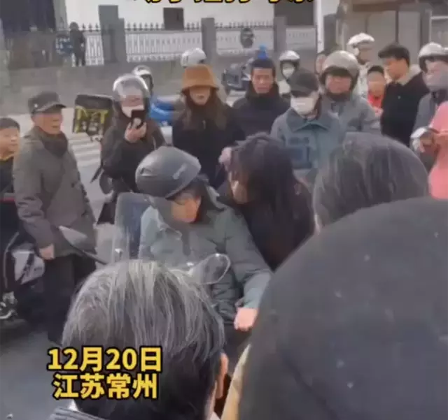 15歲女孩因不給買手機!當街嘶吼母親並動手「被路人大罵不道德」 誰知女孩才是可憐人
