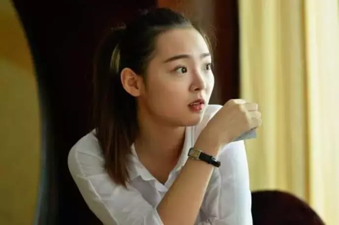 面試官:「牛過獨木橋,答一字?」,女生巧妙回答,讓全場服氣,直接被錄取!