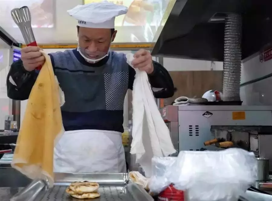 兒患重病治療負債40萬，燒餅店老闆逆境中樂觀打拚，路人排起長隊為其加油，房東主動提減租：社會好溫暖