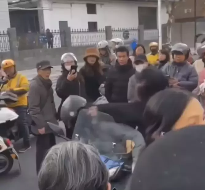 15歲女孩因不給買手機!當街嘶吼母親並動手「被路人大罵不道德」 誰知女孩才是可憐人