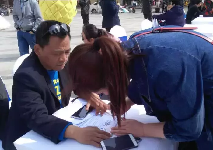 面試官:「牛過獨木橋,答一字?」,女生巧妙回答,讓全場服氣,直接被錄取!