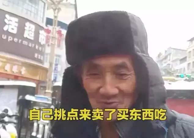 74歲老人徒步2小時挑炭進城賣，餓了吃冷饅頭，只為給孫子湊學費