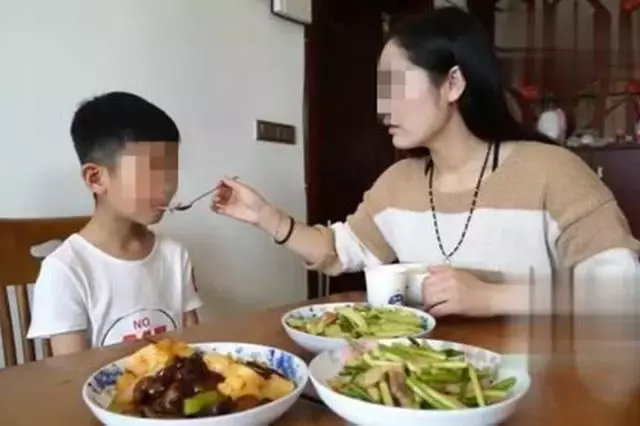 母子倆一起去吃漢堡!「兒子一個舉動」引全場注意 剛走出門老闆就搖頭嘆氣:孩子媽要住養老院了
