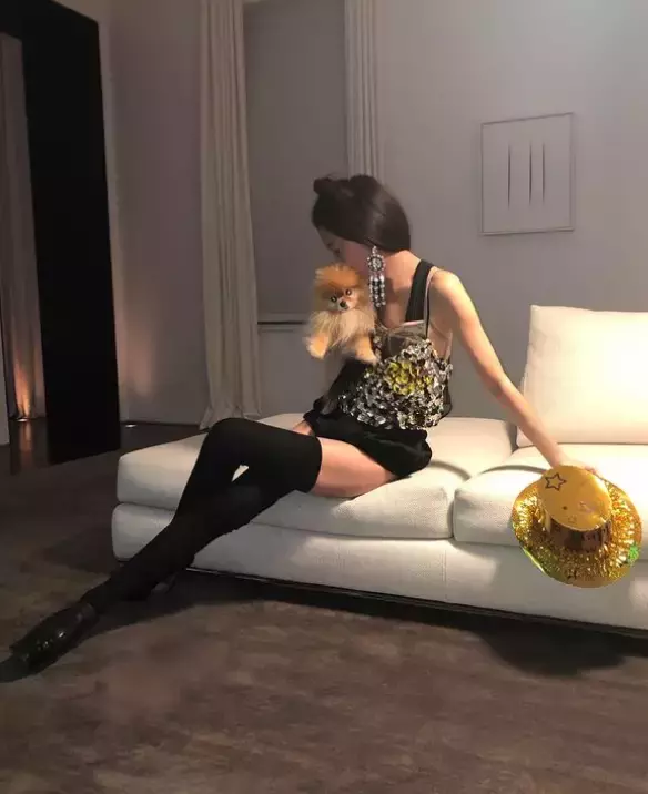 71歲活得像少女!美魔女「彷彿被歲月遺忘」身材美到超逆天 63歲毅然離婚「靠自己賺200億身家」
