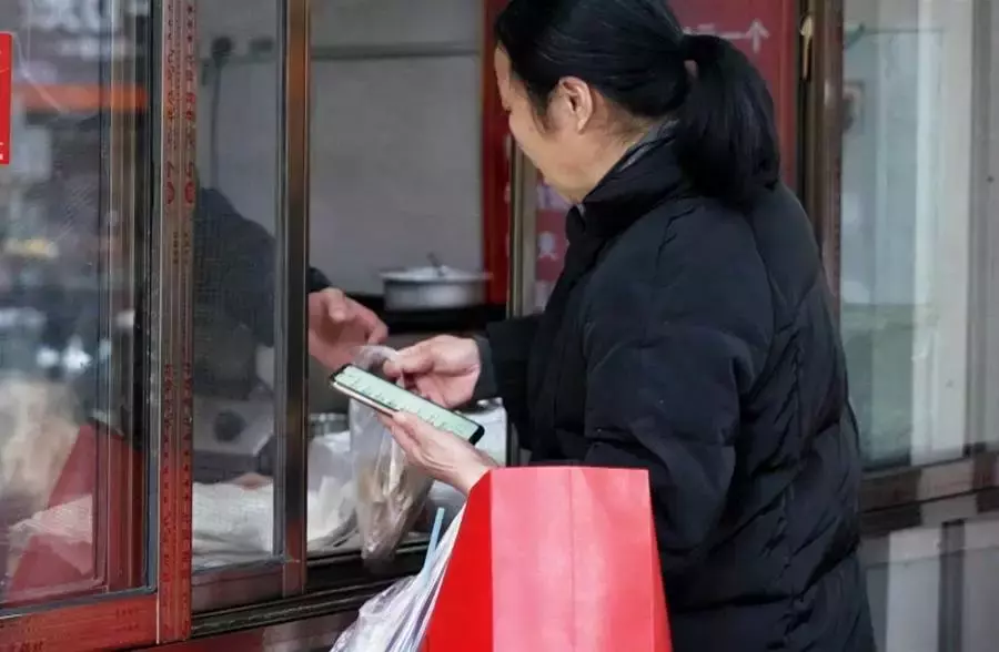 兒患重病治療負債40萬，燒餅店老闆逆境中樂觀打拚，路人排起長隊為其加油，房東主動提減租：社會好溫暖