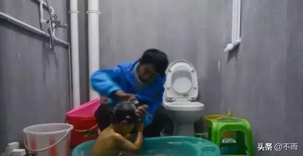 女兒別哭喔!單親父遭妻子拋棄「獨養2歲女」 跟著四處奔波爸爸心疼「抱著她送外賣」