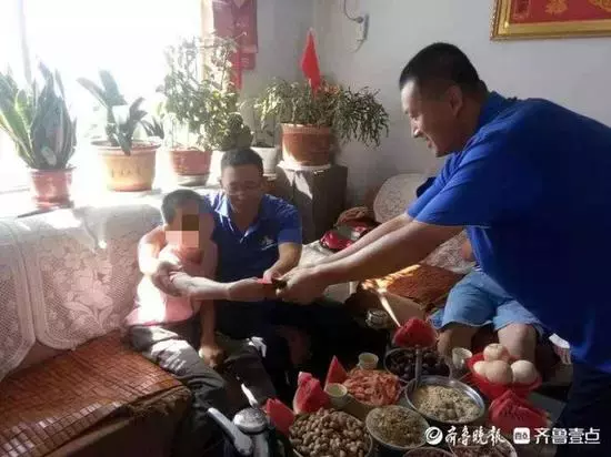 一直持續了6年!暖司機不厭其煩「天天揹腦麻童」上下車 他病情好轉後「開口致上最深謝意」網暖哭