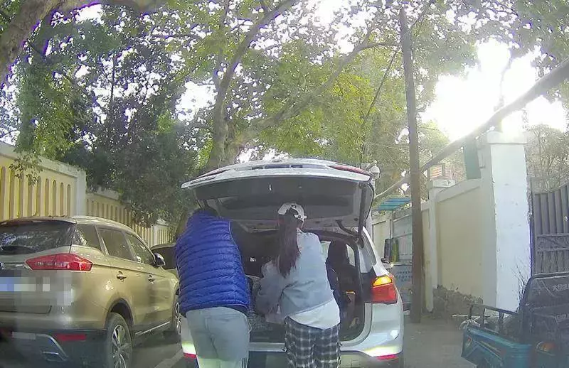 接了個寂寞!粗心爸爸接女兒,把行李放好後「直接開車就跑」,女兒在車後一路狂追,網笑翻:孩子不要了嗎