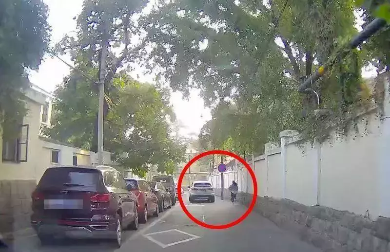 接了個寂寞!粗心爸爸接女兒,把行李放好後「直接開車就跑」,女兒在車後一路狂追,網笑翻:孩子不要了嗎