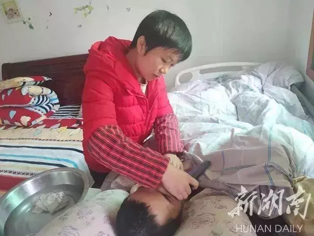 哥哥因意外臥病不醒,親妹不離不棄! 犧牲8年青春,29歲仍未嫁!不覺可惜:他活著就有意義