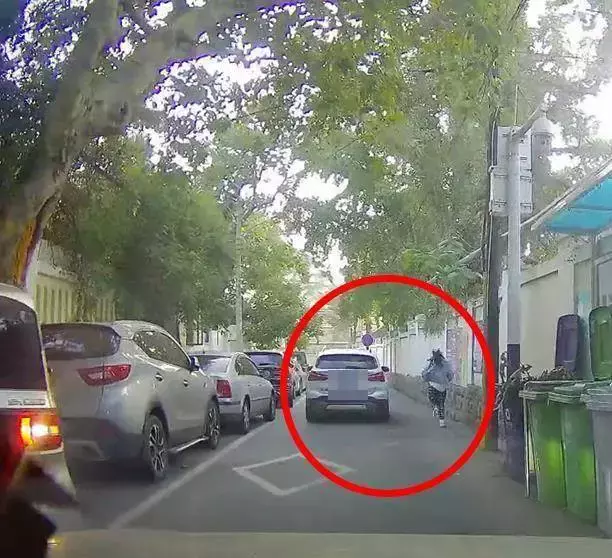 接了個寂寞!粗心爸爸接女兒,把行李放好後「直接開車就跑」,女兒在車後一路狂追,網笑翻:孩子不要了嗎