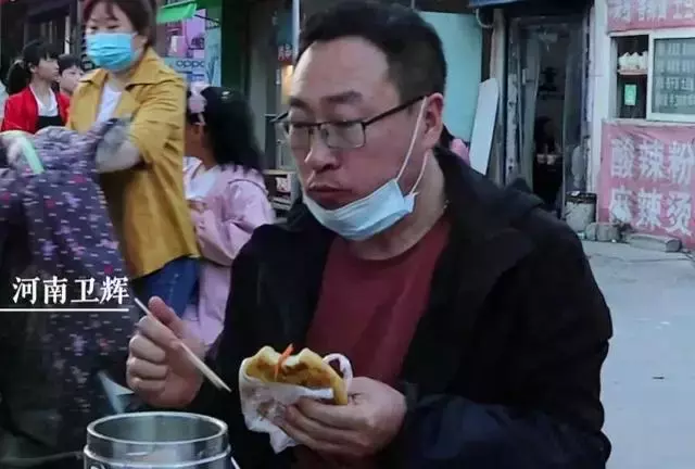 永遠是媽的孩子!71歲老母心疼「兒子中年失業擺攤」 天天報到送飯幫忙「待幾個小時甘之如飴」